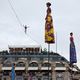 Le slackliner Nathan Paulin a traversé la Seine sur un fil tendu à 34 mètres de haut pour la cérémonie d'ouverture des JO de Paris, le 26 juillet 2024.