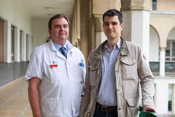 Eric Volery aux côtés du Pr Emmanuel Martinod.