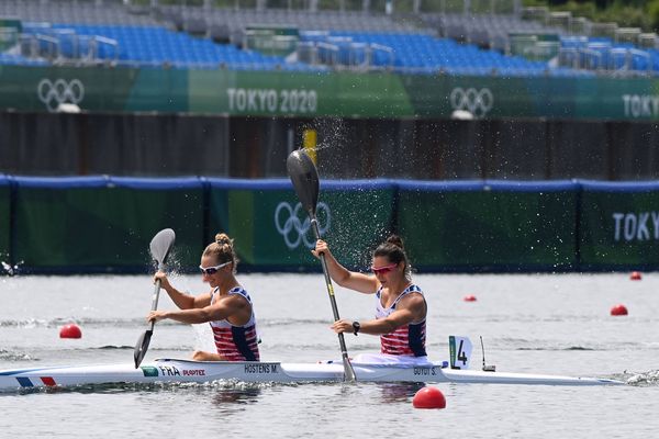 Les Françaises Manon Hostens et Sarah Guyot lors de la finale du kayak biplace sur 500 mètres mardi 3 août.