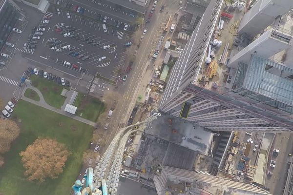 Âmes sensibles s'abstenir.  La grue de la future tour Silex est la plus haute de Lyon : elle culmine à près de 130 mètres d'altitude. 