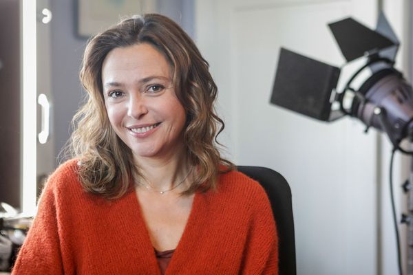 Les deux acteurs principaux de Meurtres dans le Jura seront Sandrine Quétier et Pierre-Yves Bon.