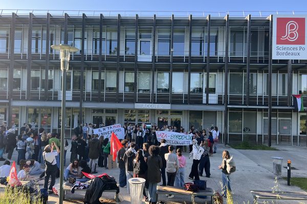 Manifestation pro-palestinienne des étudiants devant Sciences PO Bordeaux, mardi 30 avril 2024.