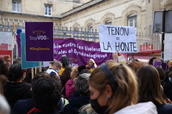 Manifestation ce samedi 2 octobre 2021 contre les violences gynécologiques devant l’hôpital Tenon de Paris.