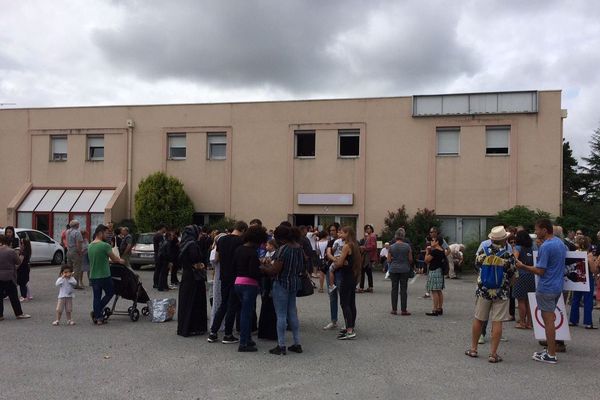 Mobilisation de soutien aux demandeurs d'asile devant un hôtel de Vern-sur-Seiche près de Rennes