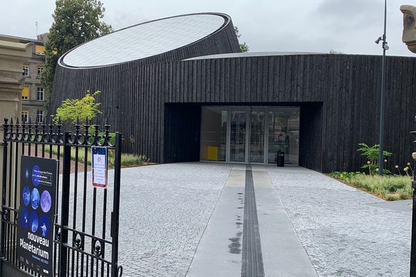 Le planétarium est une salle de spectacle destiné à mieux faire connaitre l'Univers au grand public.