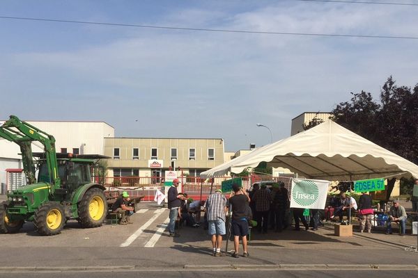 Les agriculteurs ont notamment bloqué l'abattoir Charal de Metz.