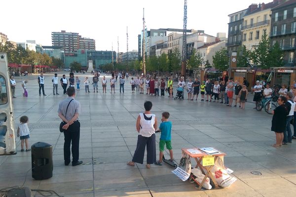 Une cinquantaine de personnes ont participé au cercle de silence place de Jaude à Clermont-Ferrand.