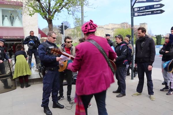 des chanteurs verbalisés à Caen pendant la manif en zone interdite