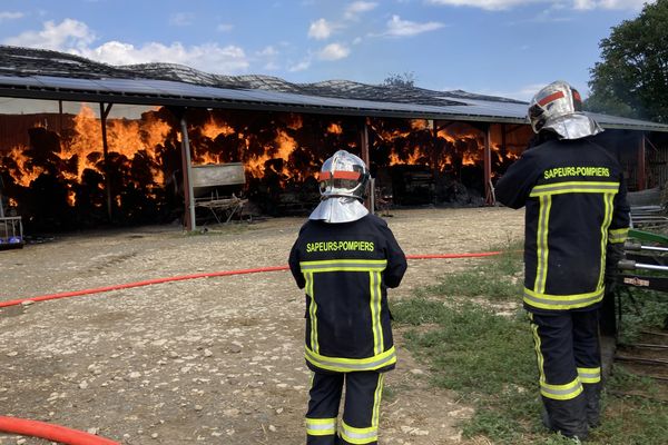 Dix-huit pompiers interviennent depuis ce jeudi matin sur l'incendie d'un bâtiment agricole à Saint-Martin-L'Ars.