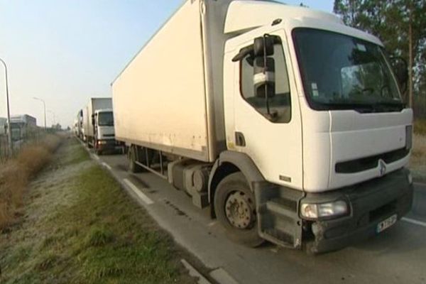 Camions bloquant la plateforme  industrielle de courrier de Cestat, près de Bordeaux en Gironde