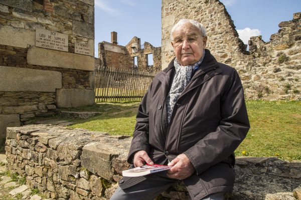 Robert Hébras, devant la grange Laudy, où il a frôlé la mort.