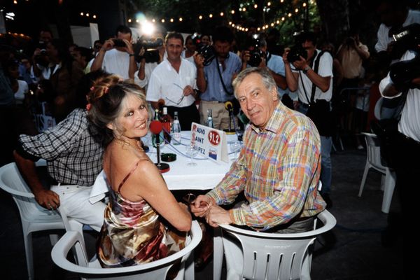 Brigitte Bardot et Roger Vadim posent en terrasse à Saint-Tropez en juillet 1995.