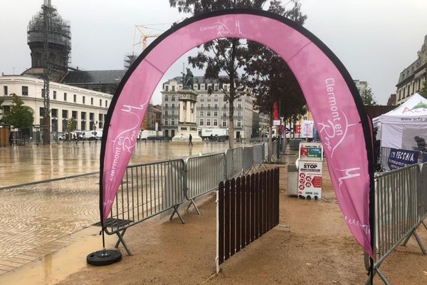 En raison de la crise sanitaire, aucun rassemblement festif n'est organisé Place de Jaude pour Clermont en Rose. Mais si vous voulez soutenir l'association, qui aide à la lutte contre le cancer du sein, la course solidaire a bien lieu tout le week-end en virtuel.