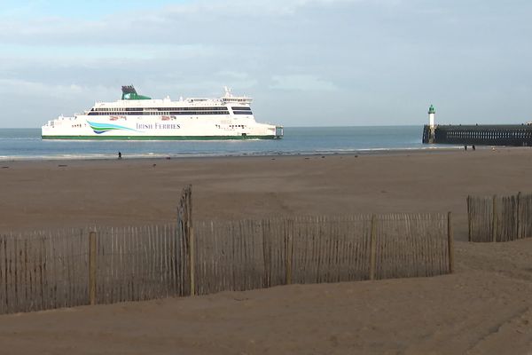 C'est un ferry effectuant la traversée de la Manche qui a donné l'alerte au CROSS Gris-Nez mardi 5 novembre 2024, après avoir aperçu un corps flottant au large de Calais. Finalement, deux dépouilles ont été repêchées par un patrouilleur de la Marine nationale.