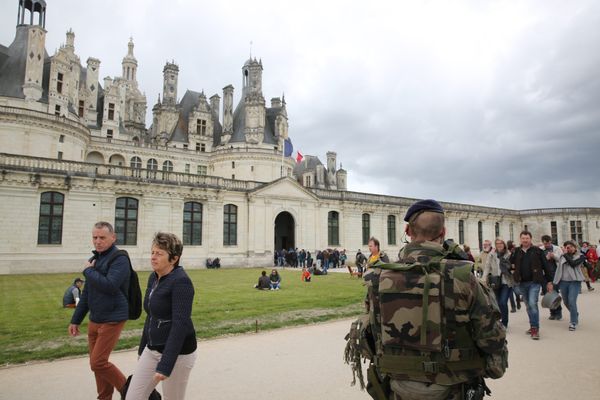 Militaires de la force Sentinelle qui patrouillent autour du château de Chambord