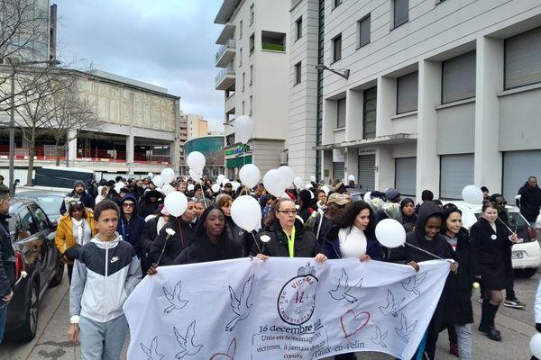 La marche blanche s'est élancée à 14h30 du l'hôtel de ville de Vaulx-en-Velin.