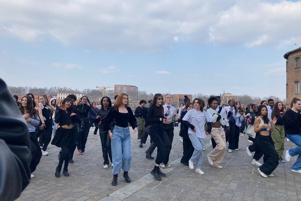 Une cinquantaine de jeunes se sont réunis à Toulouse ce samedi 4 mars pour une kpop random dance