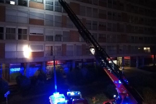 55 pompiers ont été mobilisés pour maîtriser l'incendie qui a pris dans un appartement du 5ème étage de cet immeuble qui en compte 6.