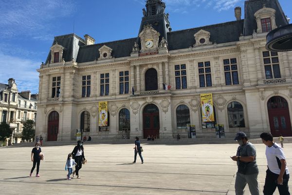 Seules les deux banderoles installées sur la façade de la mairie annoncent la prochaine arrivée du Tour de France à Poitiers, le 9 septembre. 