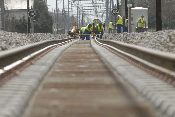 Les travaux de modernisation de la ligne Paris-Orléans-Limoges-Toulouse (POLT) reprennent ce weekend de l'Ascension.