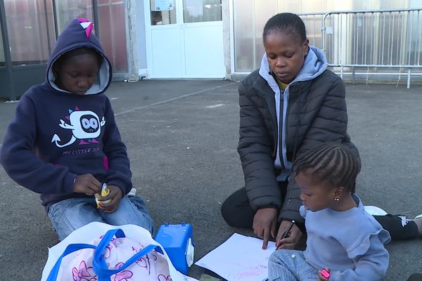 Aliyaha et ses deux filles vivent à la rue et comptent sur le Secours populaire pour soulager leur quotidien.