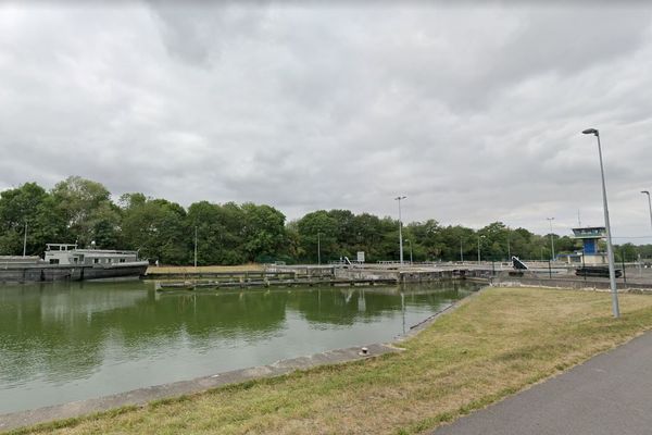 Un homme a été retrouvé inerte dans le canal à Goeulzin, près de l'écluse. 