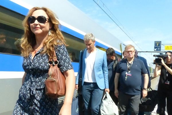 Catherine Frot et Dominique Besnehard à l'arrivée du TGV par lequel les membres du jury sont arrivés à Angoulême.