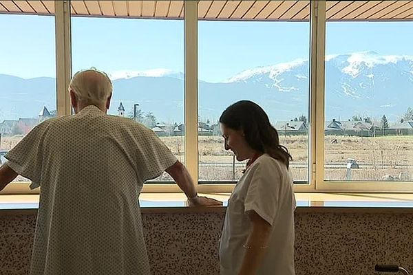 A 1200 mètres d'altitude, l'hôpital transfrontalier de Puigcerda, symbole d'une coopération médicale réussie entre la France et l'Espagne.