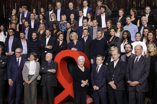 Les acteurs et soutiens du Sidaction 2015, dont les représentants de France Téklévisions, réunis à Paris le 2 mars.