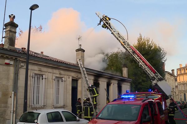 L'incendie s'est propagé à l'ensemble de l'échoppe dont l'intérieur est entièrement détruit.