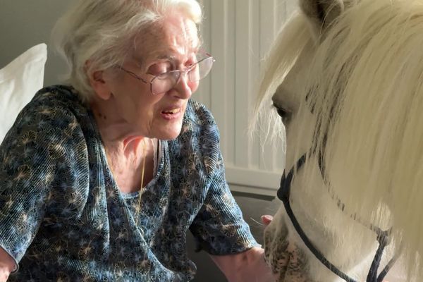 Ginette, 97 ans, accueille la venue de Polly avec grand plaisir et partage ainsi des souvenirs de son enfance.