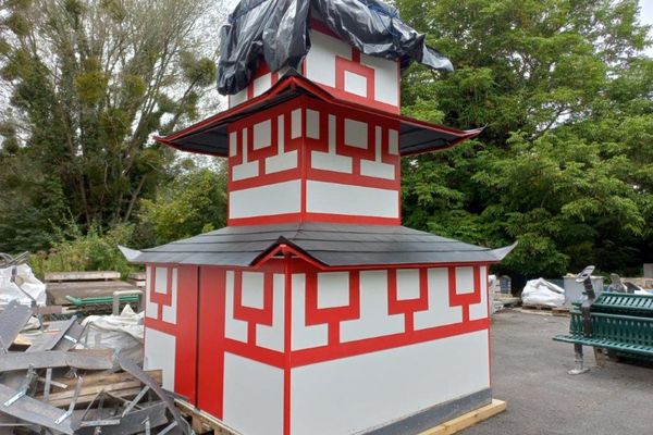 Ancien ornement municipal éphémère, cette fausse pagode est à vendre aux enchères.