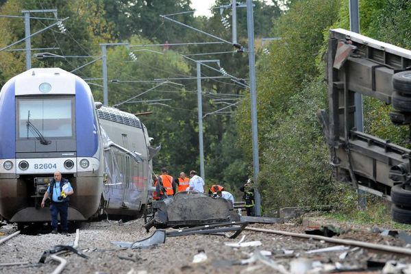 Saint-Médard, le 12/10/2011, un train TER a percuté un camion à un passage à niveau