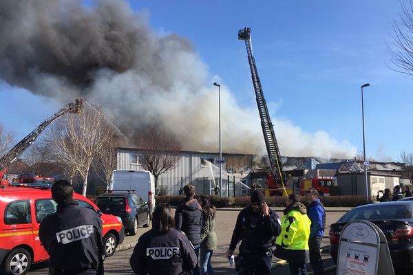 Le panache de fumée est visible depuis l'autoroute A35.