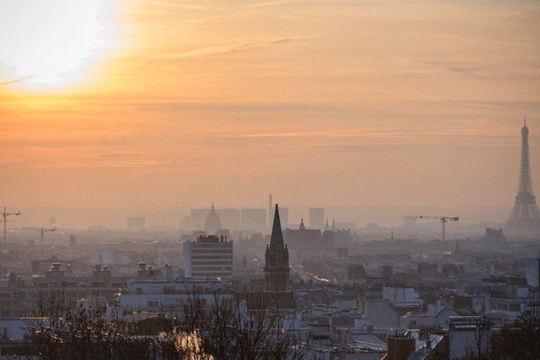 Pour faire face à un pic de pollution, seuls les véhicules possédant des vignettes classées de 1 à 3 pourront circuler mercredi à l'intérieur d'un périmètre délimité par l'A86. 