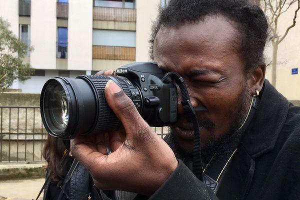 Idriss participe aux ateliers. En situation de précarité, il s'est découvert une véritable passion pour la photographie.