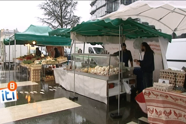 A Rennes (35), un marché bio s'est installé en mai 2015 sur le mail François Mitterrand après son réaménagement. Sa particularité : il a lieu l'après-midi.