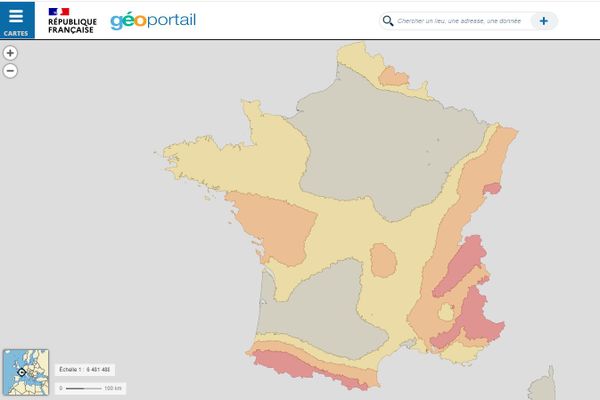 La carte interactive du site Géoportail permet de savoir si l'on habite dans une zone de sismicité faible, modéré ou moyenne.