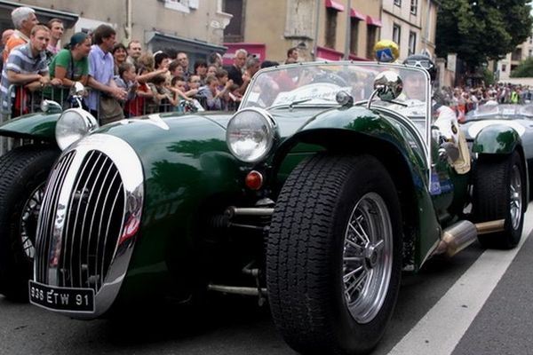 Plus de 150 000 spectateurs se massent sur le parcours pour admirer les belles carrosseries 