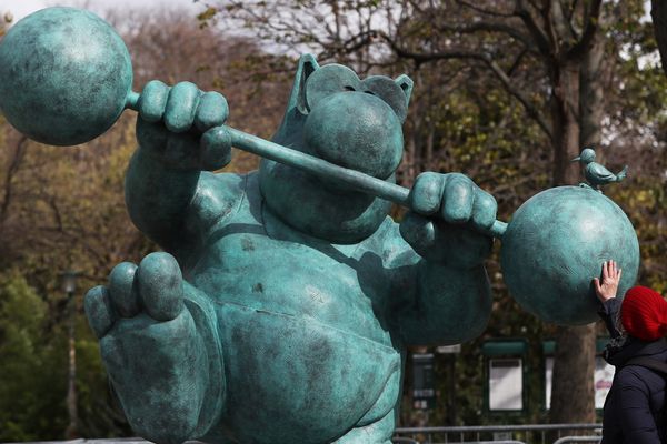 L'exposition des Chats géants de Geluck tourne dans plusieurs ville de France, comme ici à Paris, sur les Champs-Elysée.