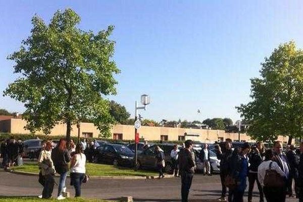 De nombreuses personnes sont présentes pour rendre hommage aux victimes de Rosny