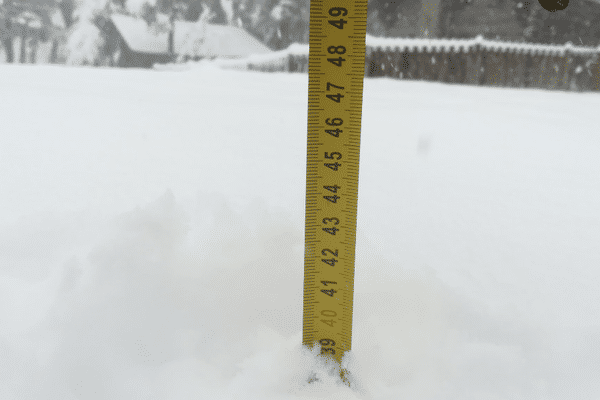 Près de 40 centimètres de neige sur le mont Lozère, et la neige continue de tomber - 13 mai 2018