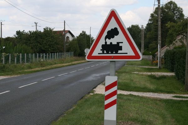 Un automobiliste meurt percuté par un train à un passage à niveau (image d'illustration)
