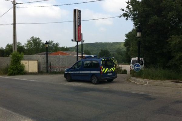 Devant la discothèque à La Baume de Transit dans la Drôme- Le 16/05/2015