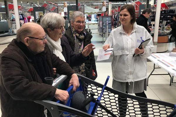 Les agents de la préfecture s'assurent que les gens sont bien inscrits pour voter aux municipales et les aident si besoin. 