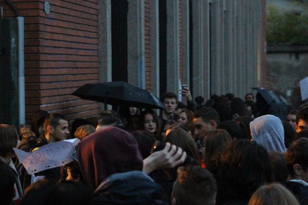 Impossible d'atteindre les salles de cours ce vendredi matin au lycée Saint-Sernin. 