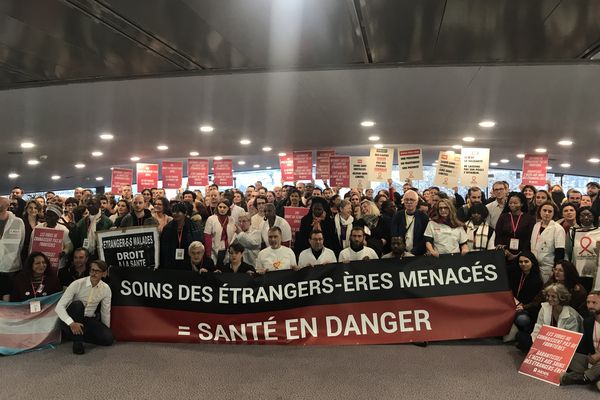 Le jeudi 7 décembre 2023, infectiologues et acteurs de la lutte contre le Sida ont alerté contre les restrictions du droit de séjour des étrangers malades au Palais des Congrès à Tours.