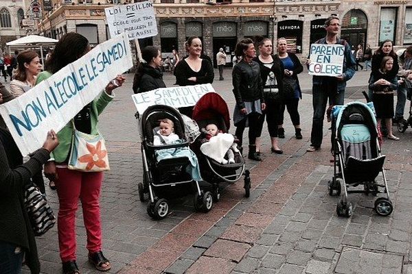 Une quarantaine de parents d'élèves accompagnés de poussettes et de banderoles se sont rassemblés ce samedi sur la Grand Place de Lille contre l'école le samedi matin