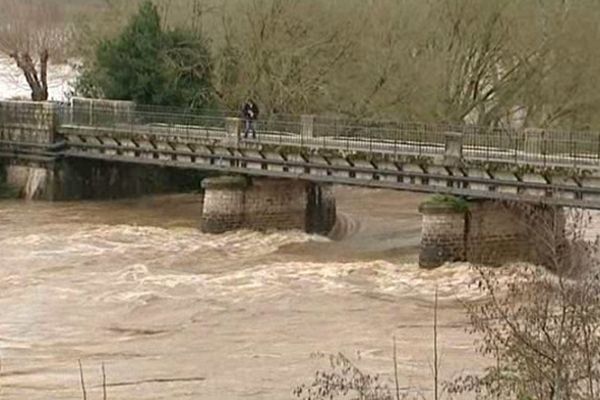 La succession des épisodes pluvieux sur le piémont pyrénéen provoque une surcharge en eau, les flots deviennent tumultueux.