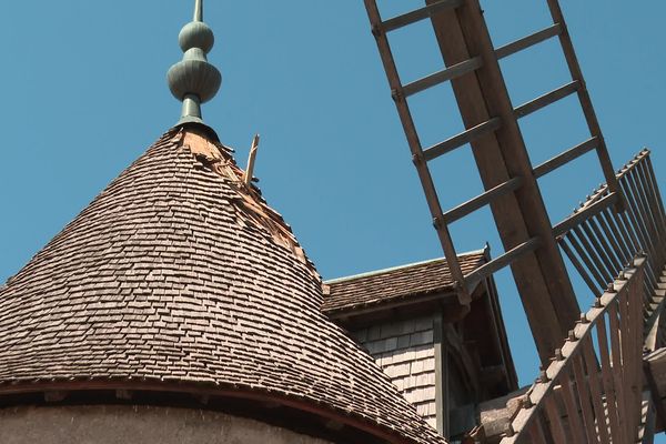 La foudre a frappé le moulin à vent de Romanèche-Thorins le 3 septembre dernier, provoquant un trou dans la toiture.